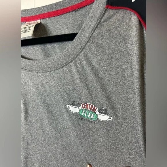 F.R.I.E.N.D.S TV show, size M long sleeve top, graphic down sleeve, central perk - Picture 3 of 5